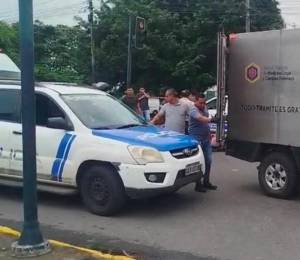 Fotografía que muesetra la escena del crimen, en una concurrida vía de Nueva Loja.
