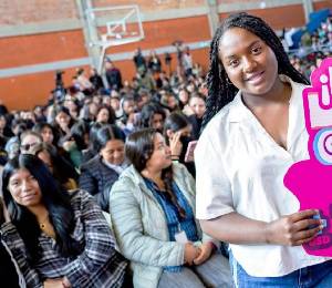 Estudiante participa de evento de lanzamiento de programa Mujeres que Transforman