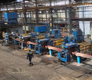 En la planta situada en Lasso (Cotopaxi), la siderúrgica produce 240 mil toneladas de acero líquido al año; 750 personas laboran en el centro industrial. A nivel nacional, la compañía tiene 1.500 colaboradores.