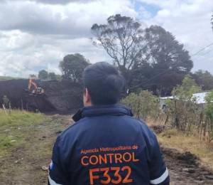 Fotografía en la que se observa maquinaria moviendo tierra en la zona afectada.