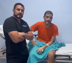Alvarez junto a su abogado, Julio Cueva (D), y el cirujano que revisó su caso en la clínica privada a la que fue trasladado.
