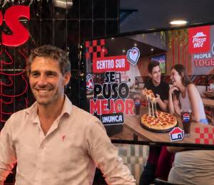 Hombre sonriente en el nuevo local Centro Sur de Pizza Hut.