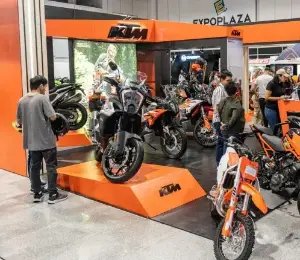 Asistentes visitan una feria de motos en el Centro de Convenciones de Guayaquil.