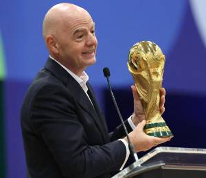 Gianni Infantino junto al trofeo de la Copa del Mundo de la FIFA.