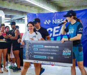 Melissa Aguirre, de Nirsa, entrega fondos para cuidar la fauna marina en Manabí