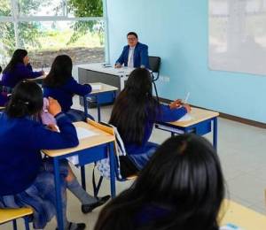Estudiantes del Régimen Sierra - Amazonía reciben clases en un aula.