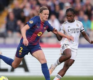 Irene Paredes y Linda Caicedo disputan el balón en un partido entre FC Barcelona y Real Madrid por la Liga F.