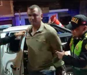 Fotografía que muestra al hombre, bajo custodia de la Policía del Distrito de Lima.