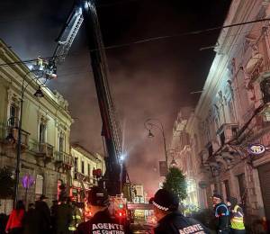 Operativo para controlar el incendio en el centro de la ciudad.