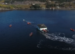 Familia se muda y se lleva su casa a la mitad de un lago