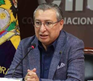 El presidente del CNE, José Cabrera, afirmó este jueves que la autoridad electoral analiza los argumentos de descargo que presentó la Presidencia de la República para frenar los pedidos de organizaciones y sindicatos.