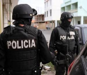 Fotografía referencial que muestra a agentes policiales.