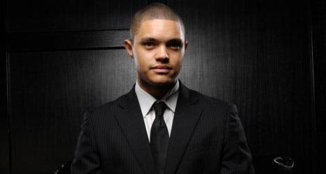 El nuevo presentador de &quot;The Daily Show&quot;, criticado por chistes en Twitter