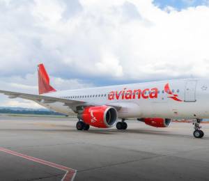 Avión de Avianca sobre la pista de aterrizaje.
