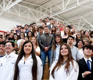 El presidente Daniel Noboa junto a jóvenes en un acto público.