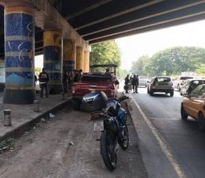 Dos miembros de la Policía Nacional fueron asesinados ayer a la altura del intercambiador de la vía a la Costa, al ingresar a la Av. del Bombero; un intenso tráfico se registró en la zona durante la tarde.