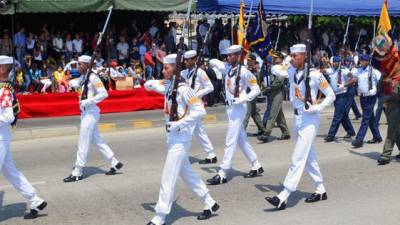 Fuerzas Armadas rinden homenaje a Guayaquil con un desfile