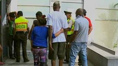 Dos africanos fueron detenidos por microtráfico en Guayaquil Dos africanos fueron detenidos por microtráfico en Guayaquil