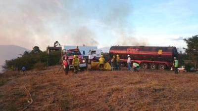 Un tercer bombero fallece tras combatir incendio en Puembo