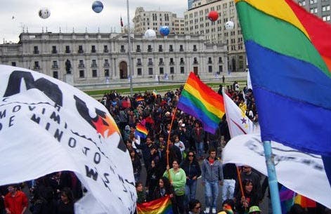 Chile iza la bandera gay contra la discriminación de las minorías sexuales