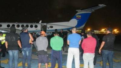 Detienen a ecuatorianos en aguas internacionales por droga Detienen a ecuatorianos en aguas internacionales por droga