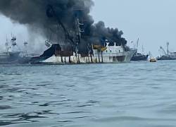 Fotografía que muestra al barco pesquero Gold Tuna quemándose.