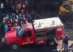 Fotografía que muestra una ambulancia en el sitio del choque.