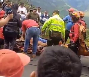 Captura de pantalla que muestra a rescatistas y policías trasladando a dos de los ciudadanos heridos por el accidente.