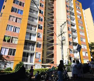 Evacúan personas tras un terremoto en Medellín, Colombia, el 10 de agosto de 2026.