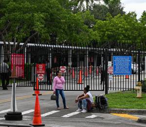 Personas esperan afuera de las instalaciones del Servicio de Inmigración y Control de Aduanas de EE. UU. (ICE) en Miramar, Florida, el 22 de septiembre de 2026.