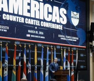 El secretario de Defensa de EE. UU., Pete Hegseth, interviene durante la Conferencia inaugural de las Américas contra los Cárteles en la sede del Comando Sur de EE. UU. (SOUTHCOM) en Doral, Florida, el 5 de marzo de 2026.