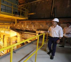 El Presidente, Daniel Noboa, durante un recorrido por la hidroeléctrica de Mazar.