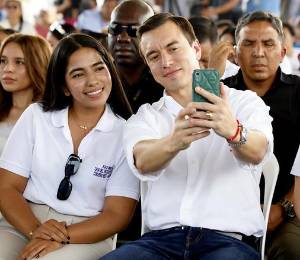 El presidente Daniel Noboa durante un encuentro con jóvenes.