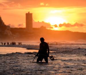 Fotografía que muestra a un ciudadano en una playa de la ciudad de Manta.