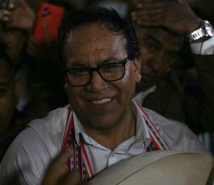 El candidato presidencial peruano Roberto Sánchez, del partido Juntos por el Perú, sonríe tras un discurso.