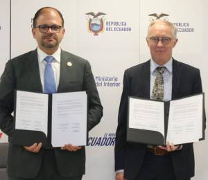 El ministro del Interior, John Reimberg, posa junto al embajador de Alemania en Ecuador, Jens Peter Lütkenherm.