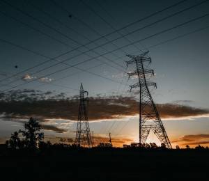 Fotografía referencial que muestra torres para el traslado de energía.