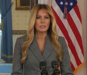 Captura de video tomada de una transmisión de La Casa Blanca de la primera dama de EE.UU. Melania Trump dando una declaración este jueves, en Washington.