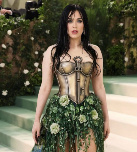 $!Katy Perry también subió otra de las fotos generadas por IA, en la que se ve con otro look de contexto del Met Gala de este año que fue El jardín en el tiempo