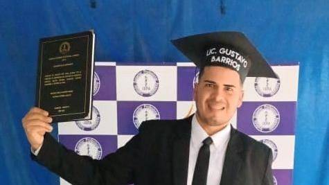 Hombre cumple su sueño de graduarse como enfermero después de haber dormido en el suelo durante incontables noches