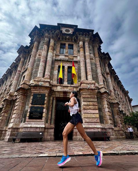 $!Pamela Alvarado, quien es médico de profesión, logró una hazaña histórica y puso el nombre del país en lo más alto al ganar la ultramaratón de Bogotá.