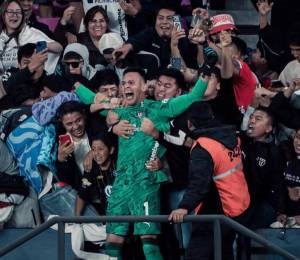 Gonzalo Valle celebrando con la hinchada el pase a los octavos de final de la Copa Ecuador 2026.