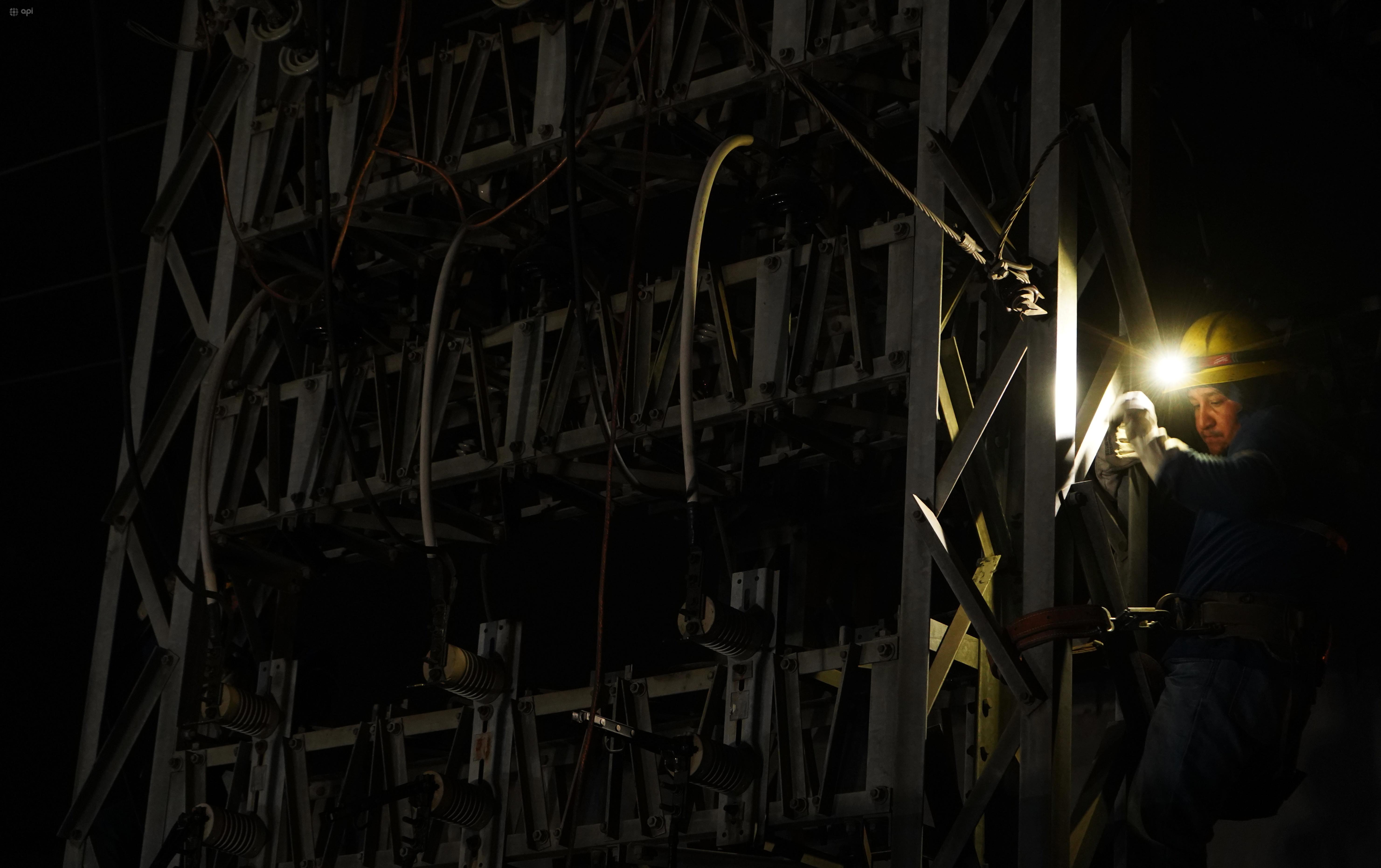 Más de 9.000 empresas tendrán cortes de luz de 48 horas seguidas en Ecuador durante dos semanas