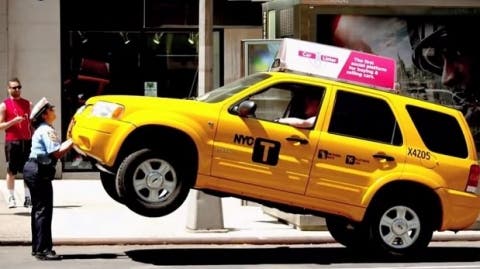 Mujer policía levanta un taxi mal estacionado e impresiona