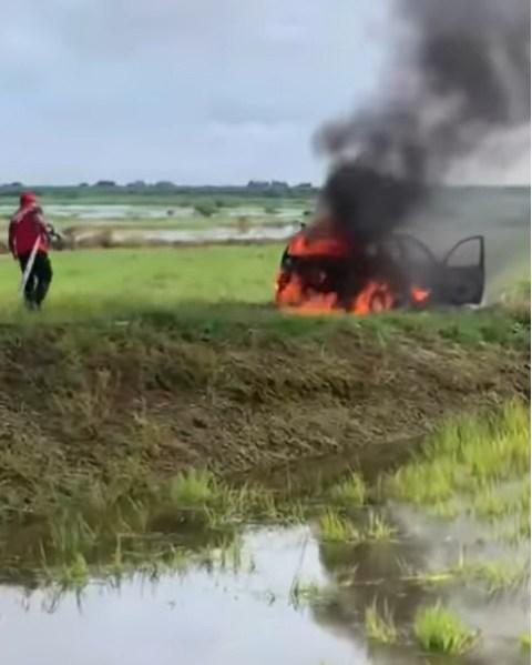 $!Auto hallado en llamas.