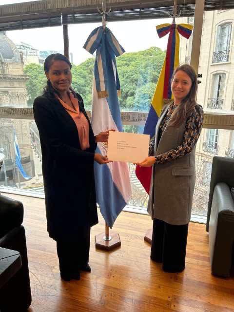 $!Fotografía que muestra a Salazar entregando sus credenciales a la directora ceremonial de la Cancillería argentina, Lucia Viera (D).