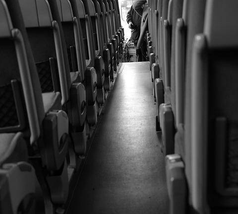 En Quito, un agente de la AMT trasladó a furgoneta con estudiantes a bordo en una plataforma