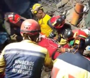 Captura de video que muestra a los bomberos trasladando el cuerpo del menor.
