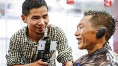Joven chino que re&uacute;ne vagabundos con sus familias conquista la web