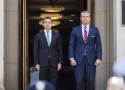 El secretario de Defensa de Estados Unidos, Pete Hegseth (derecha), da la bienvenida al presidente de Ecuador, Daniel Noboa, al Pentágono en Arlington, Virginia, Estados Unidos, el 15 de junio de 2026.